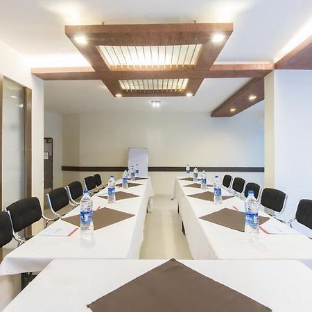 Hotel The Westend Ahmedabad Bagian luar foto