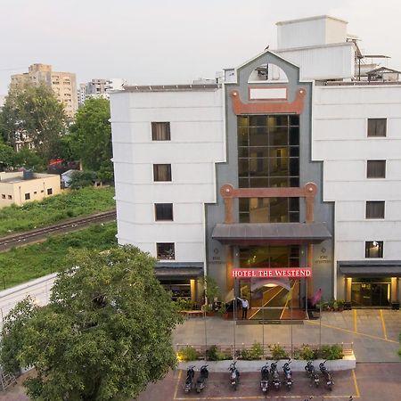 Hotel The Westend Ahmedabad Bagian luar foto