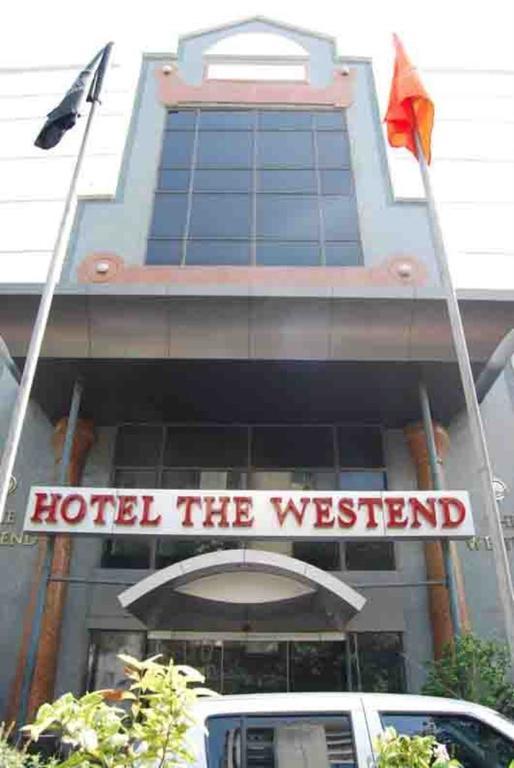 Hotel The Westend Ahmedabad Bagian luar foto