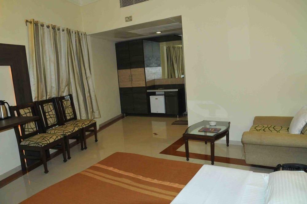 Hotel The Westend Ahmedabad Bagian luar foto