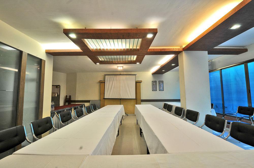 Hotel The Westend Ahmedabad Bagian luar foto
