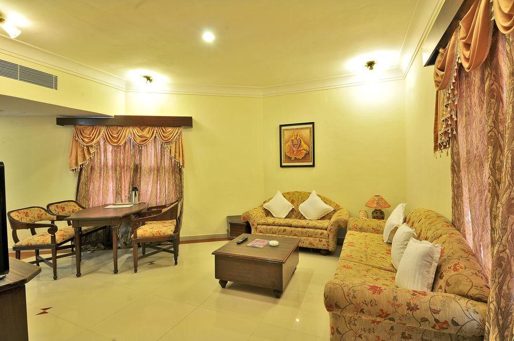 Hotel The Westend Ahmedabad Bagian luar foto