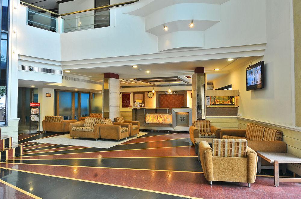 Hotel The Westend Ahmedabad Bagian luar foto