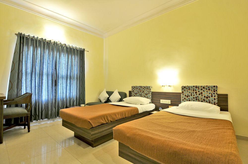 Hotel The Westend Ahmedabad Bagian luar foto