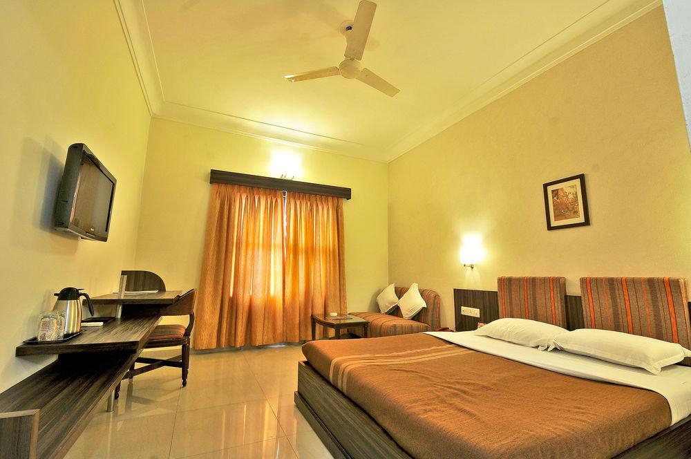 Hotel The Westend Ahmedabad Bagian luar foto