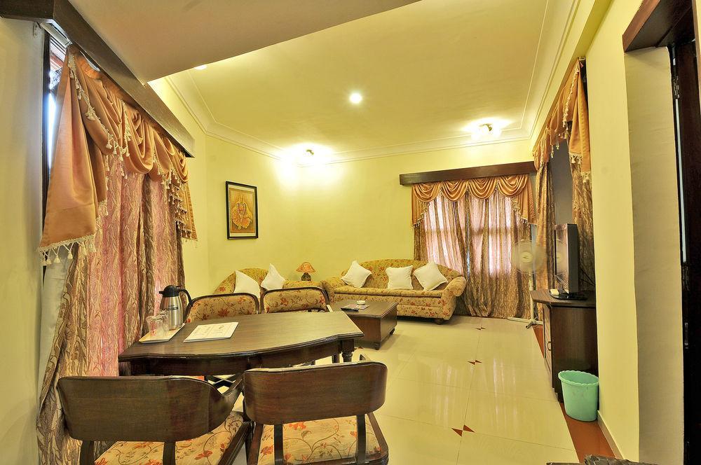 Hotel The Westend Ahmedabad Bagian luar foto
