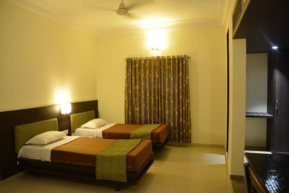 Hotel The Westend Ahmedabad Bagian luar foto
