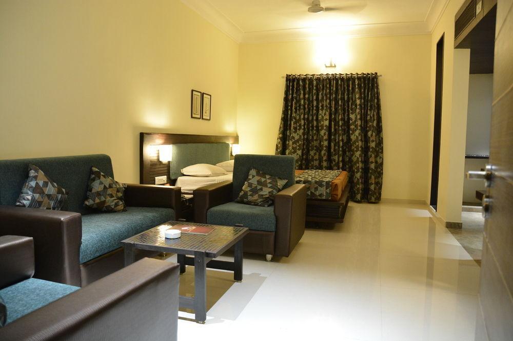 Hotel The Westend Ahmedabad Bagian luar foto