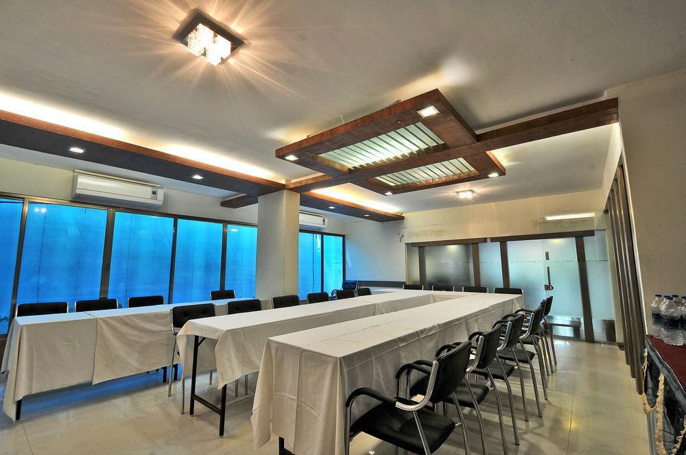 Hotel The Westend Ahmedabad Bagian luar foto