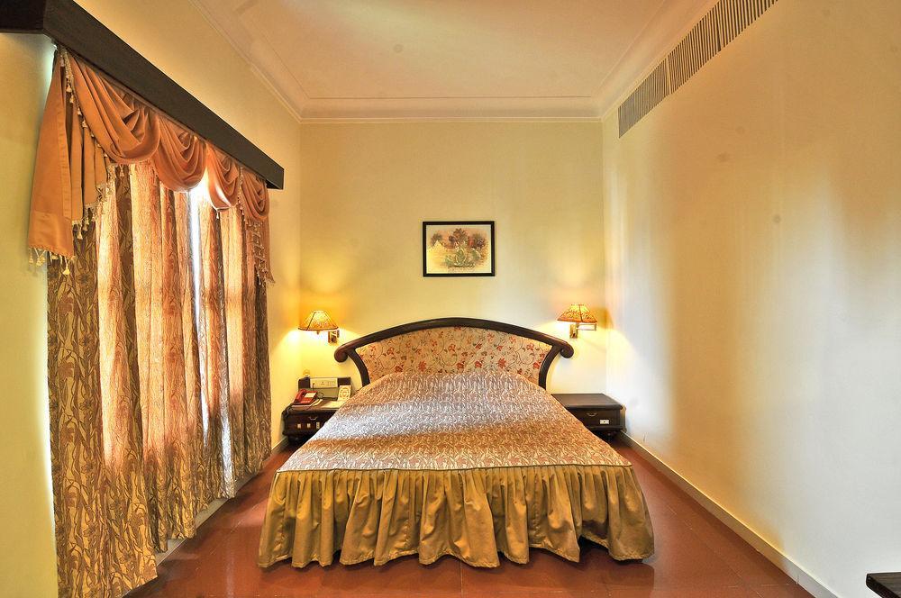 Hotel The Westend Ahmedabad Bagian luar foto
