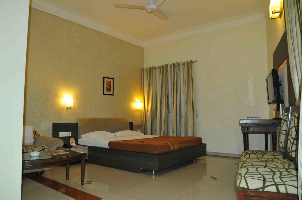 Hotel The Westend Ahmedabad Bagian luar foto