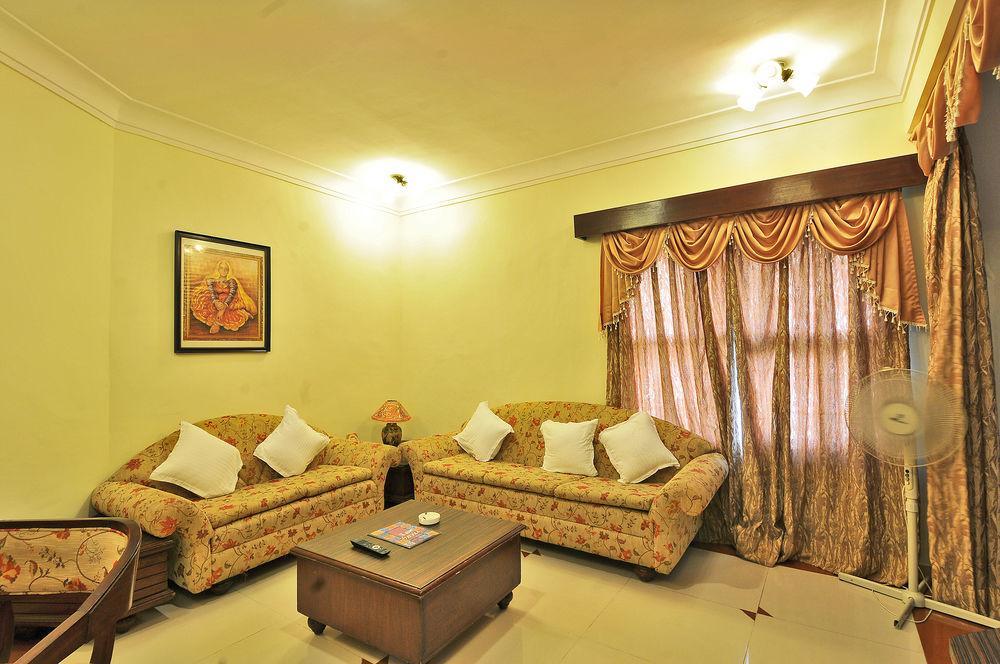 Hotel The Westend Ahmedabad Bagian luar foto