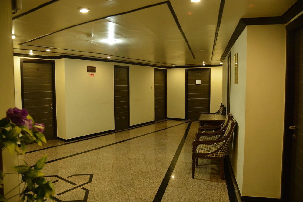 Hotel The Westend Ahmedabad Bagian luar foto