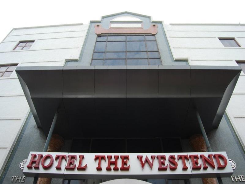 Hotel The Westend Ahmedabad Bagian luar foto