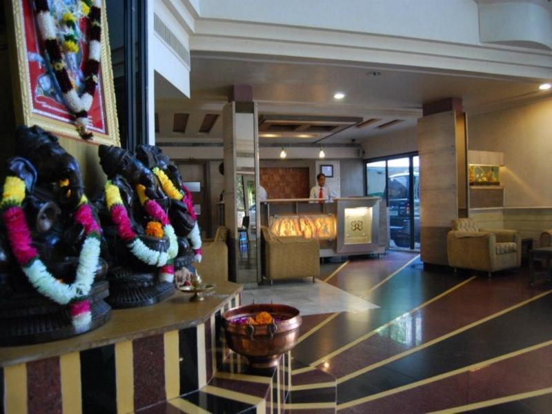 Hotel The Westend Ahmedabad Bagian luar foto