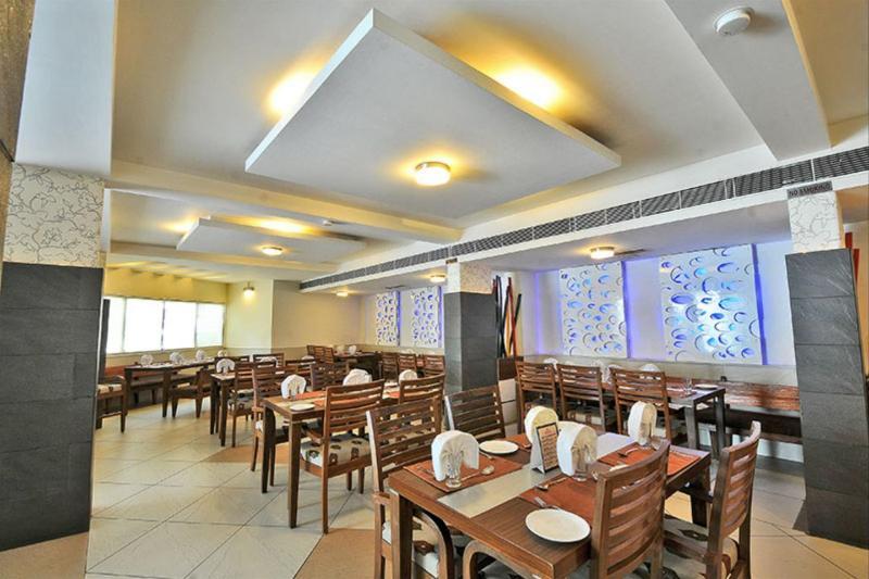 Hotel The Westend Ahmedabad Bagian luar foto