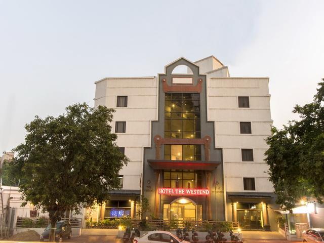 Hotel The Westend Ahmedabad Bagian luar foto