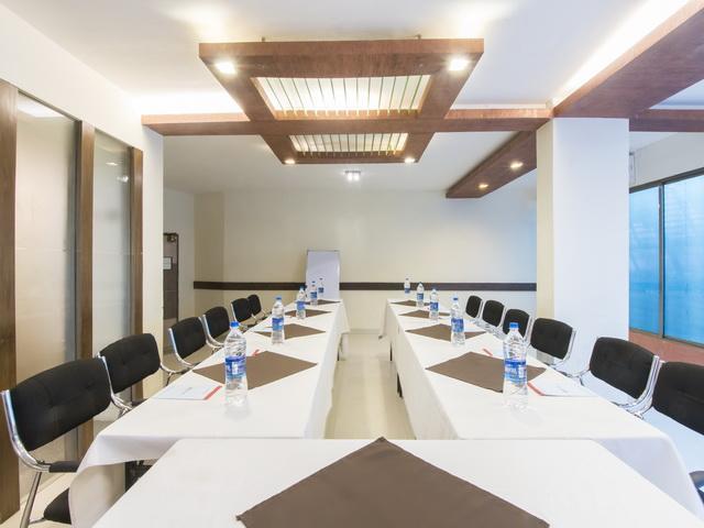 Hotel The Westend Ahmedabad Bagian luar foto