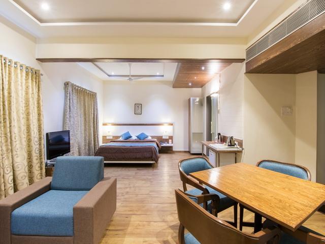 Hotel The Westend Ahmedabad Bagian luar foto