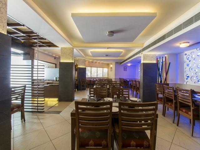 Hotel The Westend Ahmedabad Bagian luar foto