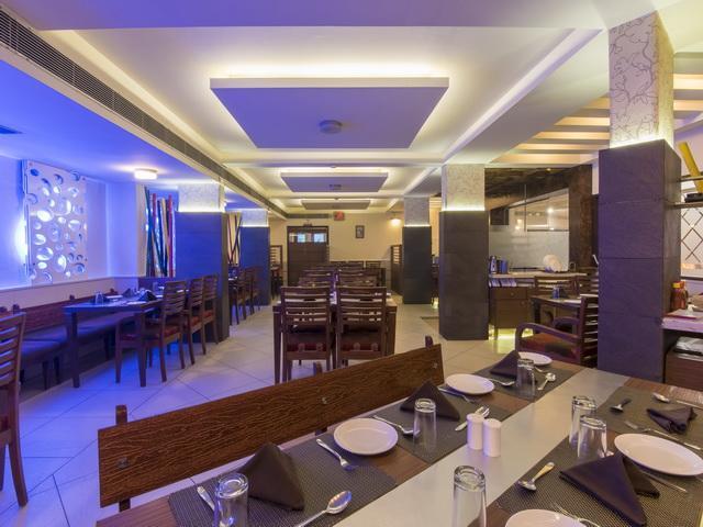 Hotel The Westend Ahmedabad Bagian luar foto