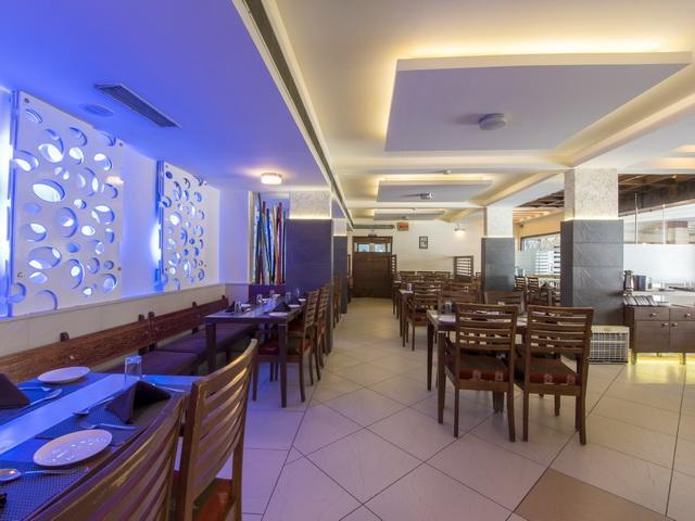 Hotel The Westend Ahmedabad Bagian luar foto