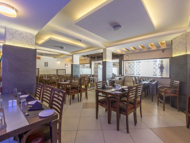 Hotel The Westend Ahmedabad Bagian luar foto