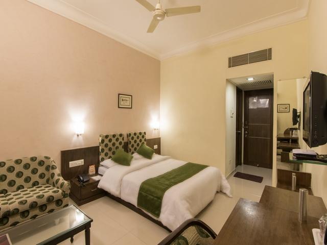 Hotel The Westend Ahmedabad Bagian luar foto