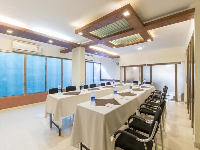 Hotel The Westend Ahmedabad Bagian luar foto