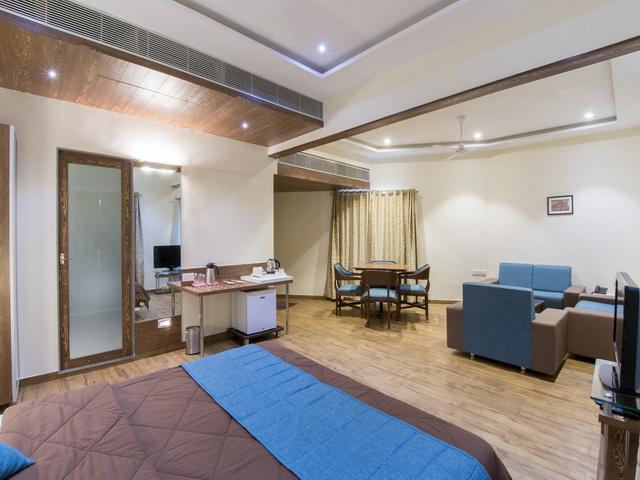 Hotel The Westend Ahmedabad Bagian luar foto
