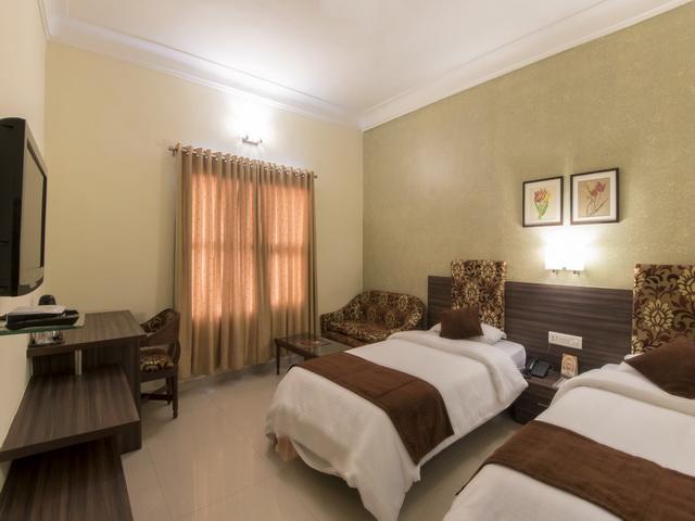 Hotel The Westend Ahmedabad Bagian luar foto