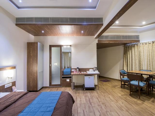 Hotel The Westend Ahmedabad Bagian luar foto