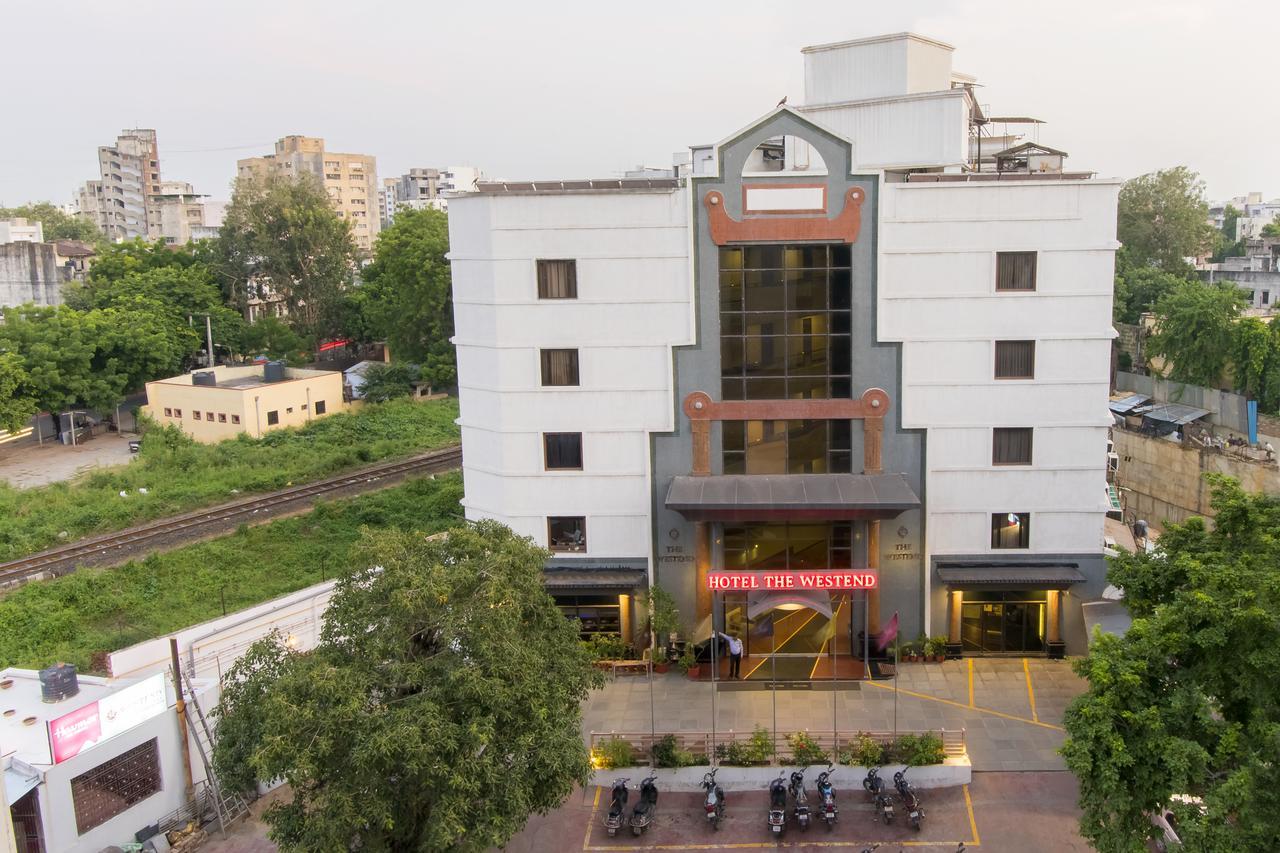 Hotel The Westend Ahmedabad Bagian luar foto