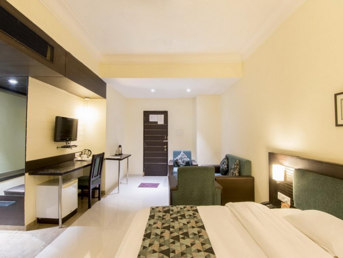 Hotel The Westend Ahmedabad Bagian luar foto