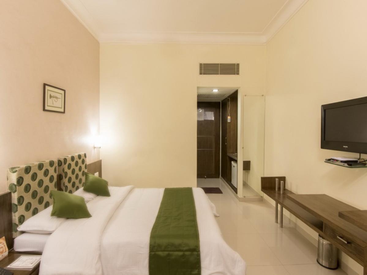 Hotel The Westend Ahmedabad Bagian luar foto