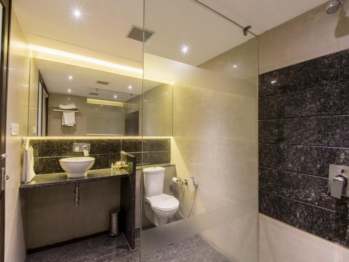 Hotel The Westend Ahmedabad Bagian luar foto
