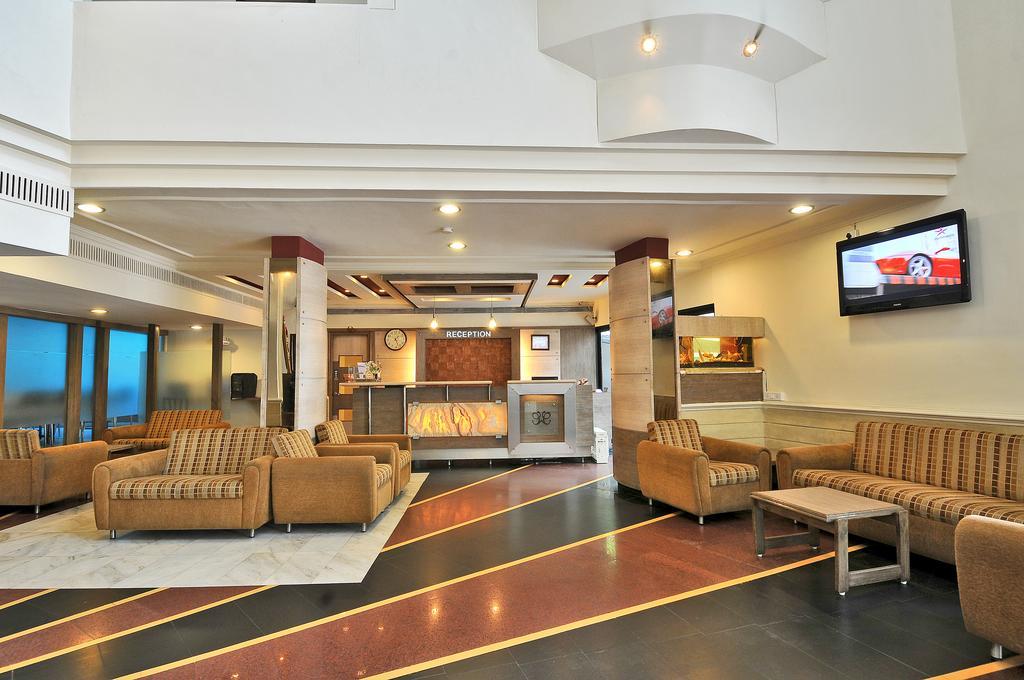 Hotel The Westend Ahmedabad Bagian luar foto