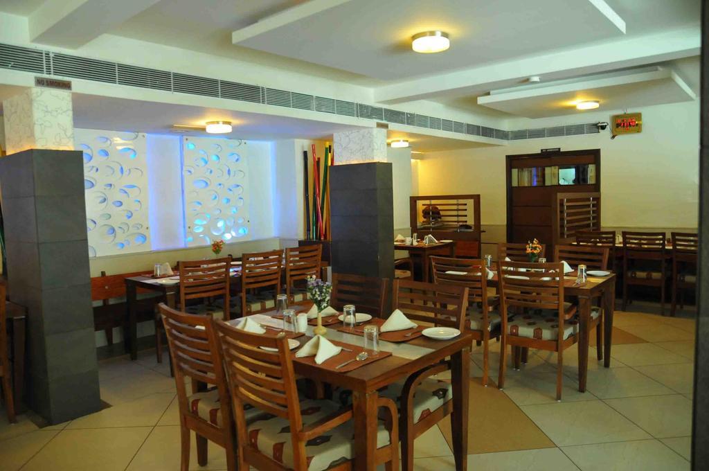 Hotel The Westend Ahmedabad Bagian luar foto