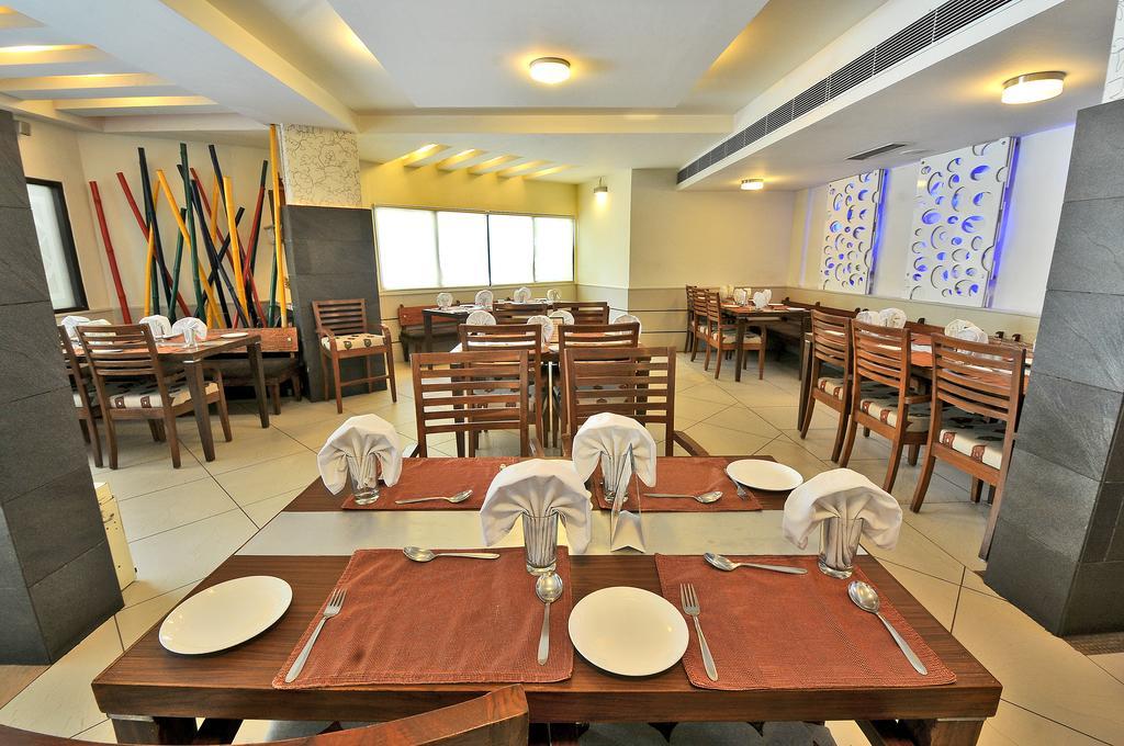 Hotel The Westend Ahmedabad Bagian luar foto