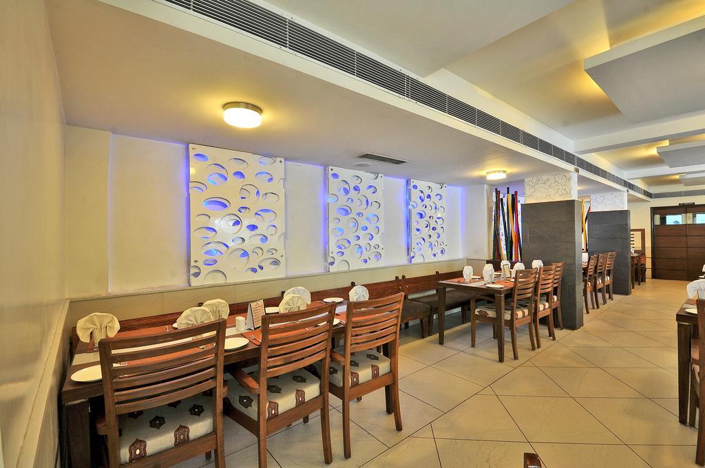 Hotel The Westend Ahmedabad Bagian luar foto